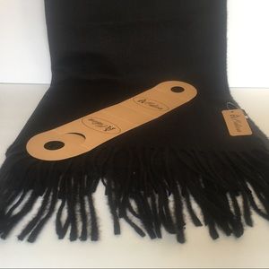 NWT. Odiva Black Scarf/Wrap